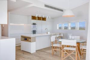 Η κουζίνα ή μικρή κουζίνα στο Beachfront Bliss, 3BR Kirra Oasis- Pool and Sauna