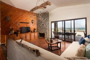sala de estar con sofá y vistas al océano en CASA SUEÑO AZUL, en Buenavista