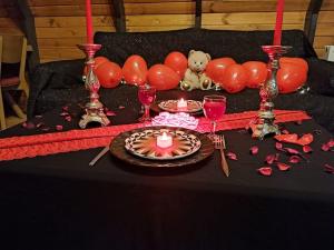 einen Tisch mit Kerzen, Weingläsern und Ballons in der Unterkunft VİLLA BUNGALOW in Kartepe