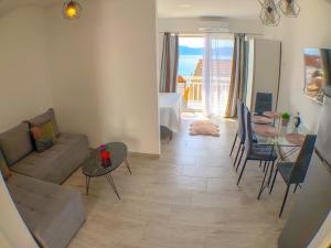 a living room with a couch and a table at Apartments by the sea Gradac, Makarska - 13181 in Gradac