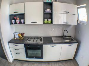 Kuchyň nebo kuchyňský kout v ubytování Apartments by the sea Gradac, Makarska - 13181