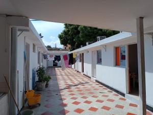 un callejón con ropa colgando de una línea de ropa entre edificios en hostal k, en Valledupar