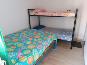 um pequeno quarto com um beliche e um lençol de beliche em hostal k em Valledupar