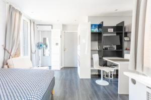 1 dormitorio con 1 cama y escritorio con ordenador en Auteuil Cozy Studio en París