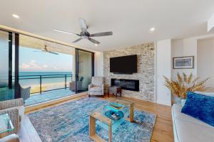 een woonkamer met uitzicht op de oceaan bij Gulf Front Paradise in Longboat Key