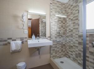 łazienka z umywalką i prysznicem w obiekcie Hostal Cervantes w mieście San Antonio