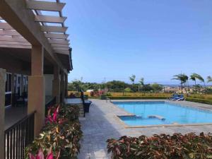 una piscina accanto a una casa con patio di Ocean View Get Away a Falmouth