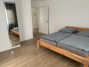 um quarto com uma cama grande e um espelho em 3 Zimmer Ferienwohnung Hanna em Hirschaid