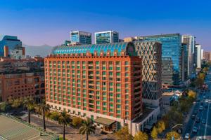 uma vista superior de um edifício alto numa cidade em The Ritz-Carlton, Santiago em Santiago