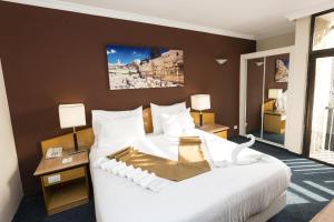 Postel nebo postele na pokoji v ubytování Jerusalem Gardens Hotel + 35 fotografií