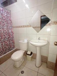 HOSTAL ROGGERIO SRL في بارانكا: حمام مع مرحاض ومغسلة