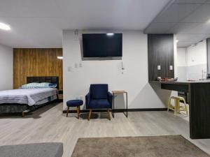 1 dormitorio con cama, escritorio y silla en Cómodo y céntrico mono ambiente, en La Paz