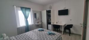 1 dormitorio con cama, lavabo y escritorio en 7ROOMS Grancia en Lugano