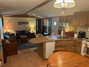 Kjøkken eller kjøkkenkrok på Dorothy and Johns Ocean City Md Vacation Home Sleeps 8 - 3 bedrooms 2 full bath