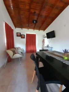 sala de estar con sofá y mesa en Cabaña La Agostina en Mina Clavero