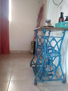 una mesa azul con una silla en una habitación en Cabaña La Agostina en Mina Clavero