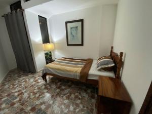 um quarto com uma cama e uma mesa em Villa Pura Vida em Matapalo