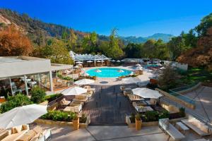 uma vista aérea de um resort com uma piscina em Sheraton Santiago Hotel & Convention Center em Santiago