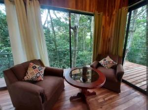Гостиная зона в Jungle Living Tree Houses