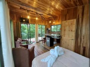 Habitación con cama y escritorio en una casa en Jungle Living Tree Houses, en Monteverde