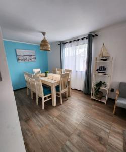 a dining room with a table and chairs at Casa en condominio cerca de la playa El Quisco Norte in El Quisco