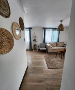 a living room with a couch and a table at Casa en condominio cerca de la playa El Quisco Norte in El Quisco