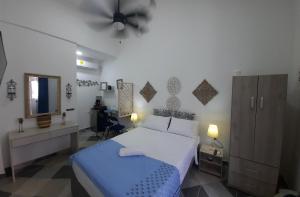 Schlafzimmer mit einem Bett, einer Kommode und einem Spiegel in der Unterkunft GS 996 in Cartagena de Indias