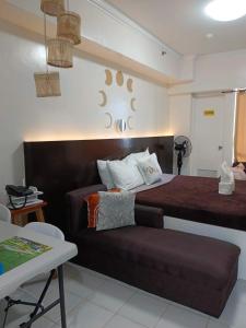 ein Schlafzimmer mit einem großen Bett und einem Tisch in der Unterkunft B123 Unit 1852 Prime Residences Tagaytay in Tagaytay