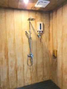 a shower on the wall of a room at 仙本那中梁度假庄园 ZhongLiang Holiday Garden Semporna in Semporna
