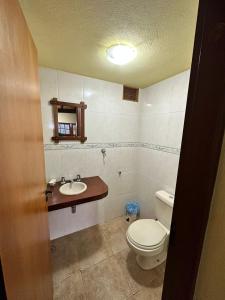uma casa de banho com um WC e um lavatório em Chalés Bela Vista em Monte Verde