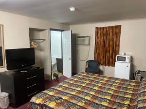 una camera d'albergo con letto e TV di Pennswoods Inn a Manheim