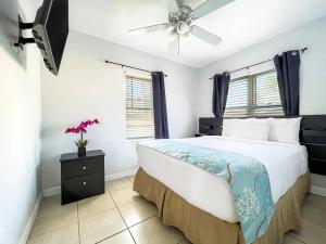 1 dormitorio con 1 cama y ventilador de techo en The Palms en Hollywood