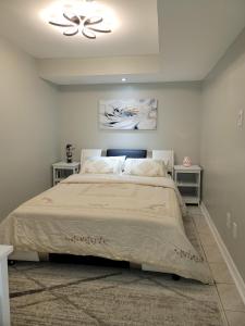 um quarto com uma cama e uma ventoinha de tecto em RoryHouse em Toronto