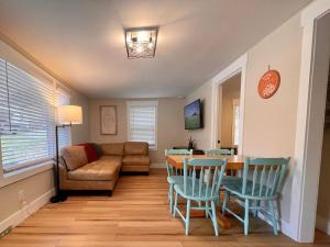a living room with a table and chairs and a couch at Oscar’s Hendo Retreat in Hendersonville