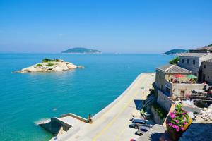vista su una cassa d'acqua con di 芹壁溫馨海景民宿 a Beigan