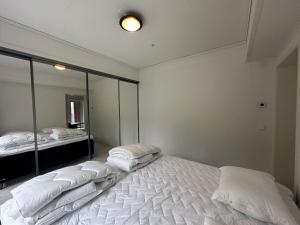 Postel nebo postele na pokoji v ubytování Brand new apartment in Svolvær