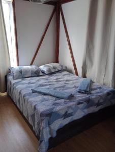 Una cama con dos utensilios encima. en APARTAMENTOS CINKEM en La Loma