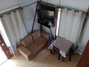 salon z kanapą, stołem i telewizorem w obiekcie APARTAMENTOS CINKEM w mieście La Loma