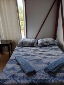 1 dormitorio con 2 almohadas en APARTAMENTOS CINKEM en La Loma