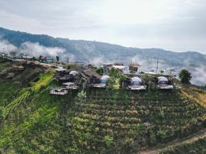 Ban Huai KhaiCLIFF VERANDAH @ DOI LAN的山丘上村庄的空中景观