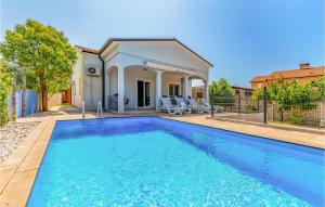 una piscina frente a una casa en Beautiful Home In Pula With Kitchen, en Pula