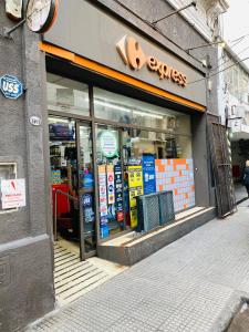 una tienda frente a una tienda con un cartel en la ventana en Departamento en Recoleta en Buenos Aires