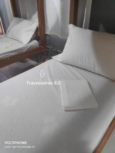 Een bed of bedden in een kamer bij "LE CHAT QUI PECHE" Hostel a 150 metros da PRAIA de PAJUCARA