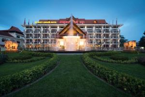 un hotel con jardín frente a un edificio en Regency Angkor Hotel, en Siem Reap
