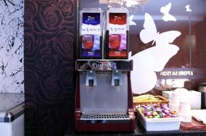 全州的住宿－Jeonju Blue One，饮料机,上面有两杯饮料
