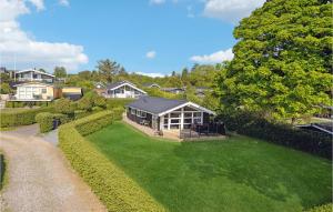 Egeskovにある3 Bedroom Cozy Home In Brkopの大庭のある家