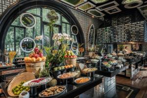 um buffet com muita comida em exposição em InterContinental Danang Sun Peninsula Resort, an IHG Hotel em Da Nang