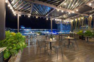 un restaurante con mesas, sillas y luces en Diamond Luxury Hotel en Ha Long