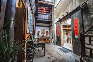 un couloir avec une table dans un bâtiment dans l'établissement Hui Boutique hotel, à Huangshan