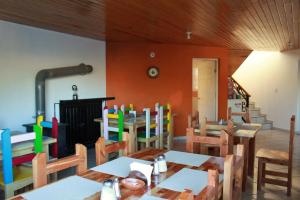 een eetkamer met houten tafels en stoelen bij Villas la Quinta (etapa Aserradero) in Creel